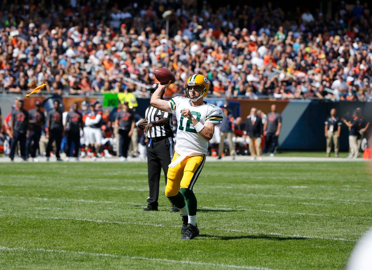 4.- El quarterback de Green Bay AARON RODGERS completó 78.3% de sus pases (18 de 23) para 189 yardas con tres touchdowns y sin intercepciones para un rating de pasador de 140.5 puntos en el triunfo de los Packers 31-23 en Chicago. (Foto: AP-NFL).