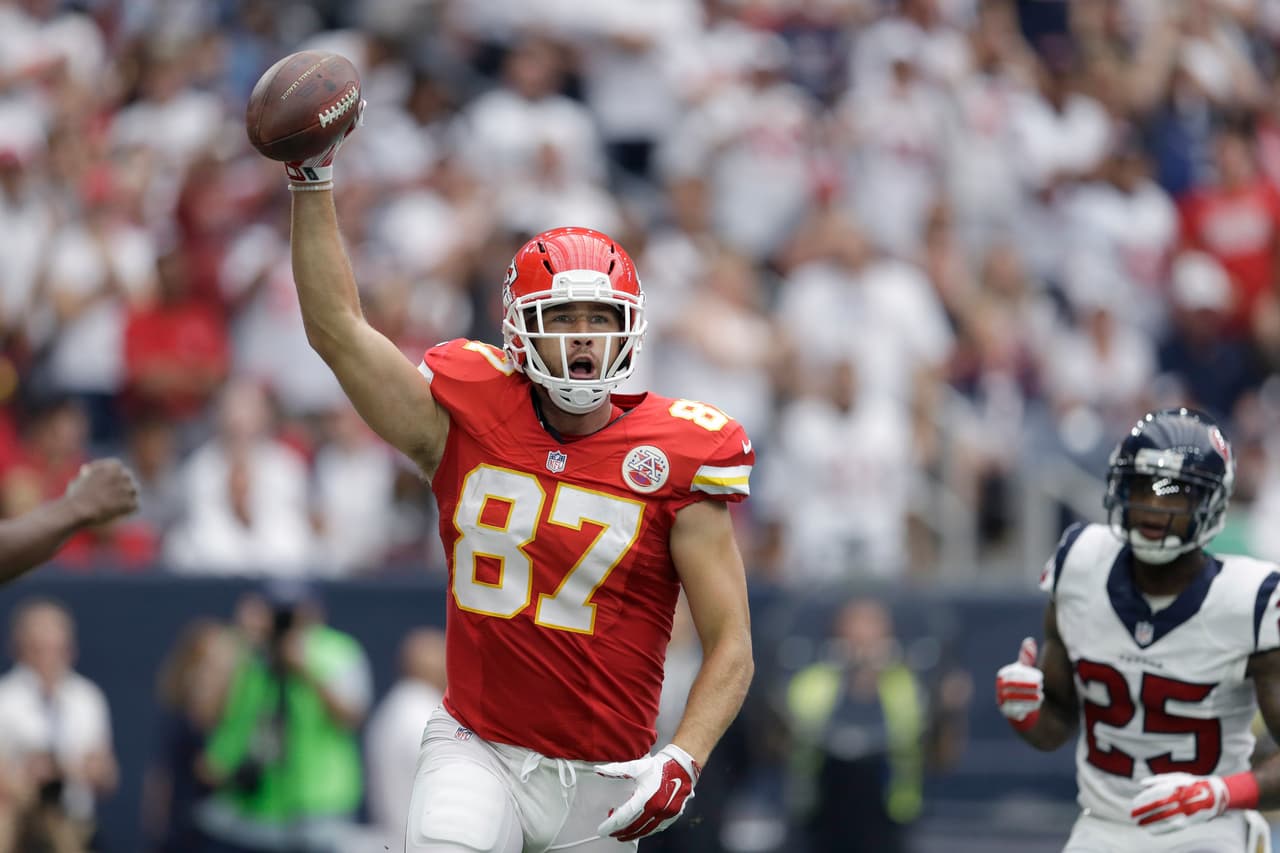 7.- El ala cerrada de Kansas City TRAVIS KELCE tuvo seis recepciones para 106 yardas y dos touchdowns en la victoria de los Chiefs 27-20 en Houston. (Foto: AP-NFL).