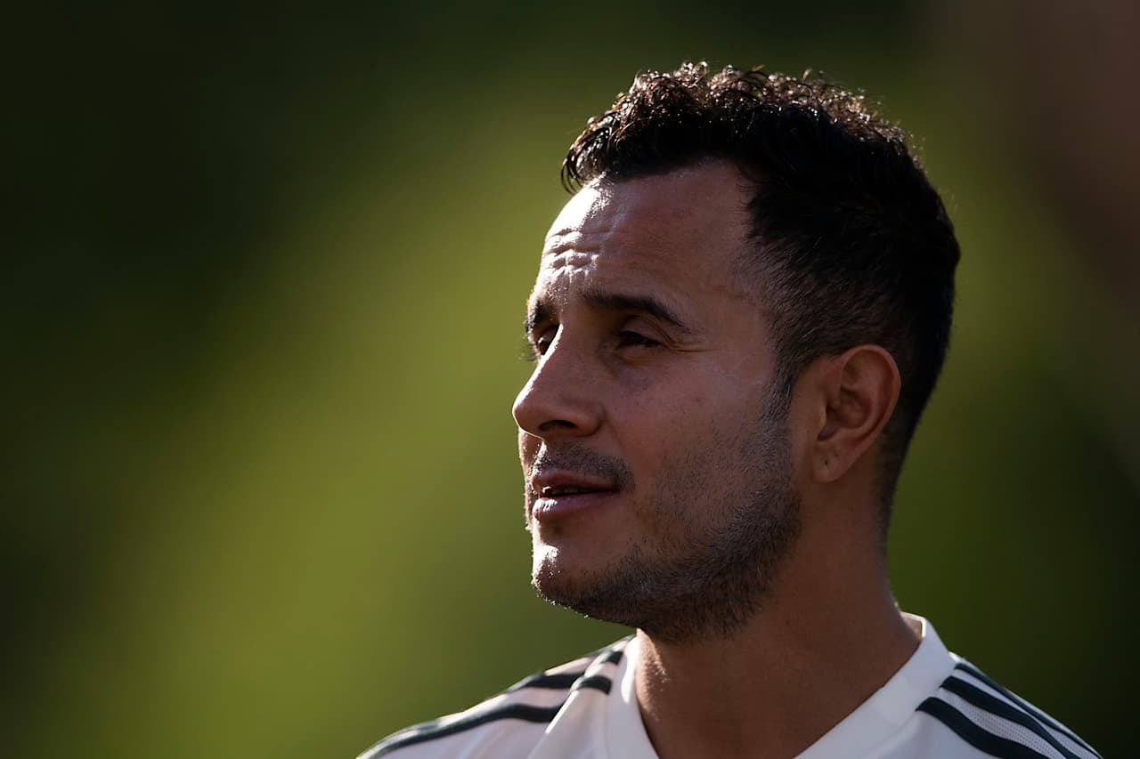 Atento durante la práctica del mediocampista del León, Luis Montes.