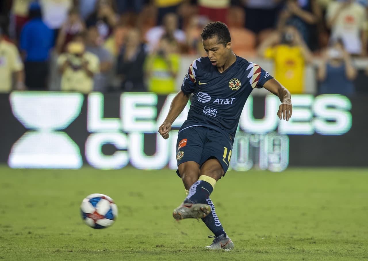 Le llueven felicitaciones a Gio por su debut con América