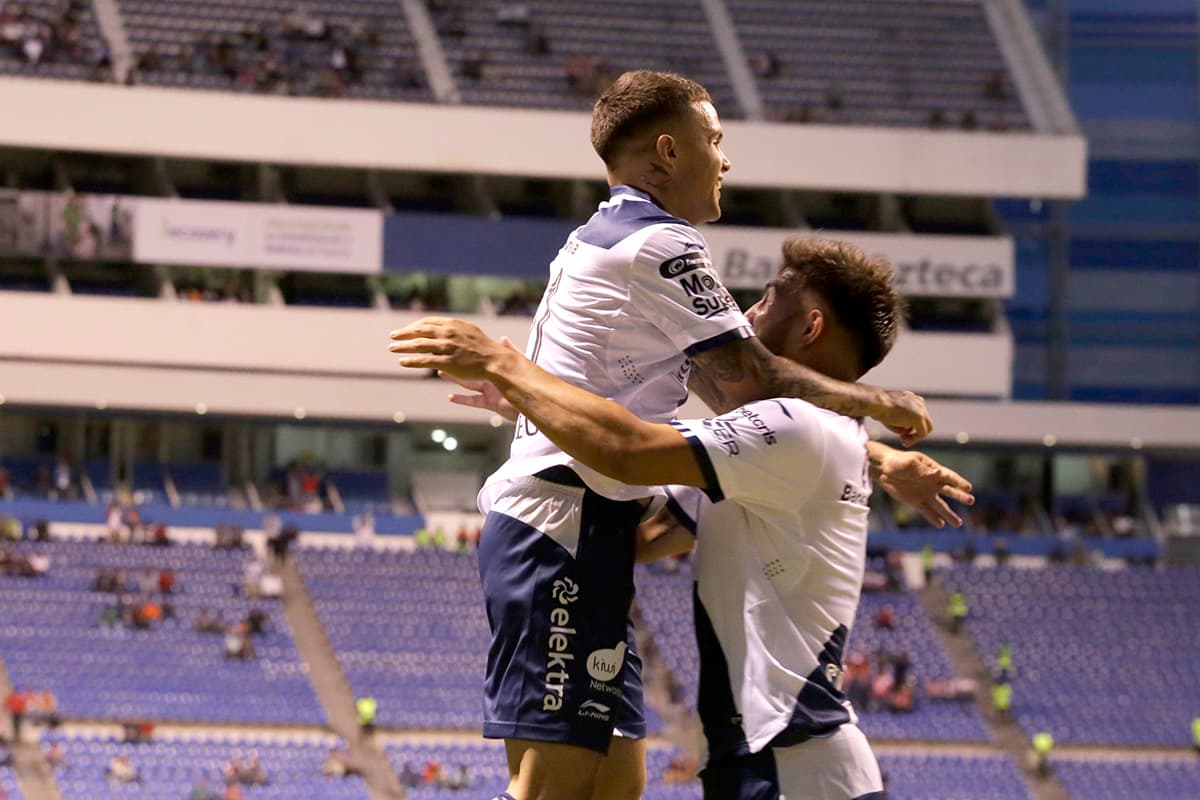 Puebla había tomado la ventaja de un gol gracias a un autogol de José Rivas, que celebraron el mediocampista uruguayo Christian Tabo (izquierda) y el delantero canadiense Lucas Cavallini (derecha).