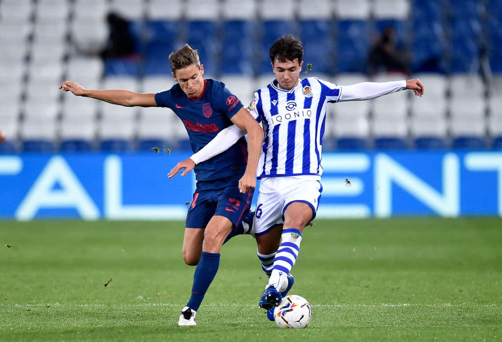 El conjunto colchonero sacó un importante resultado en Anoeta y ya aventaja seis unidades a los de Barrenetxea. | Mario Hermoso Canseco (49’) y Marcos Llorente (74’) hicieron los tantos para la victoria de los del ‘Cholo’ que cerrarán el año recibiendo al Getafe.