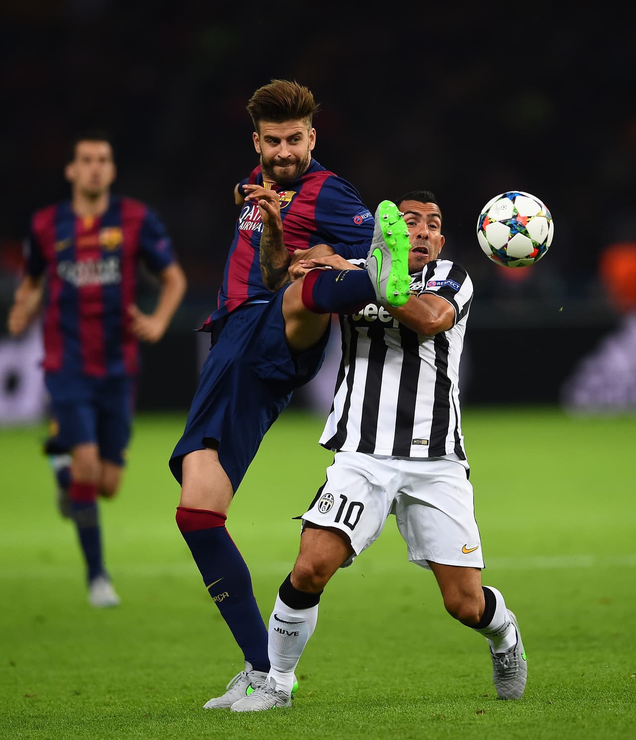 Carlos Tevez intentó ganrle en defensa a Gerard Piqué