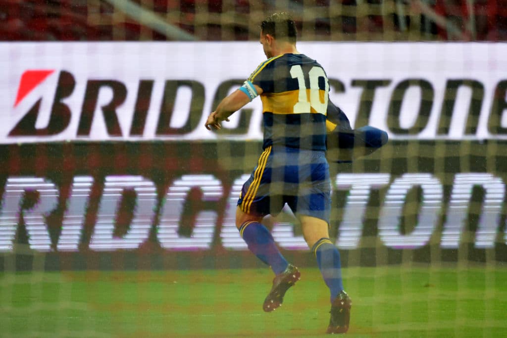 Carlos Tévez celebra gol con playera que era de Maradona