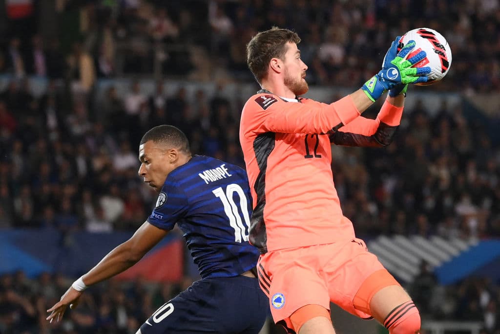 Francia, actual campeón del mundo, logra empatar ante Bosnia-Herzegovina 1-1 durante la eliminatoria rumbo a Catar 2022. Edin Dzeko pone arriba a los visitantes al minuto 36', pero Antoine Griezmann logra empatar el encuentro a los tres minutos pasada la anotación.