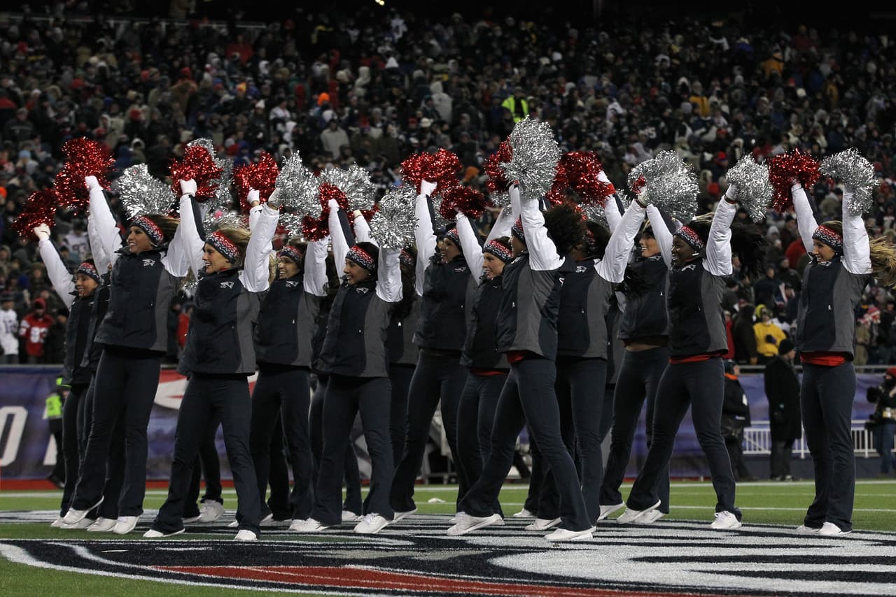 Con el invierno las cheerleaders de la NFL lucirán sus pantalones más ajustaditos y sexys para la temporada, checa lo que podrás ver.