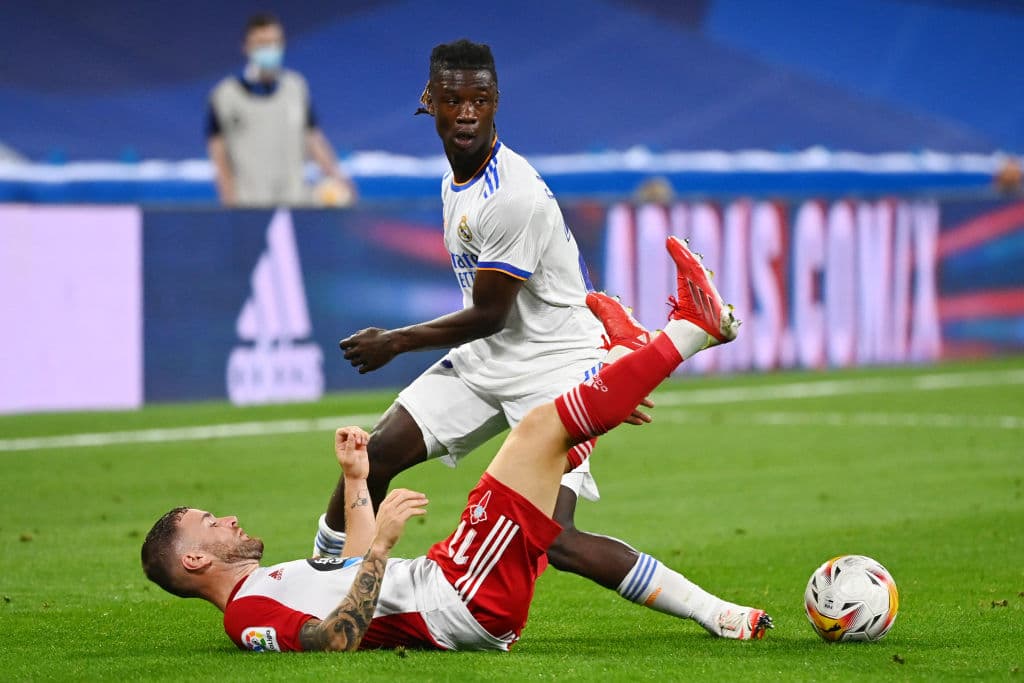 Real Madrid supera por mucho al Celta de Vigo tras goleada de 5-2, durante la cuarta fecha de La Liga. Karim Benzema está intratable, pues hizo tres anotaciones, una de ellas fue penal, Vinicius Jr (54') y Camavinga (72') sumaron goles para la victoria merengue. Santi Mina y Franco Cervi anotaron para los visitantes.