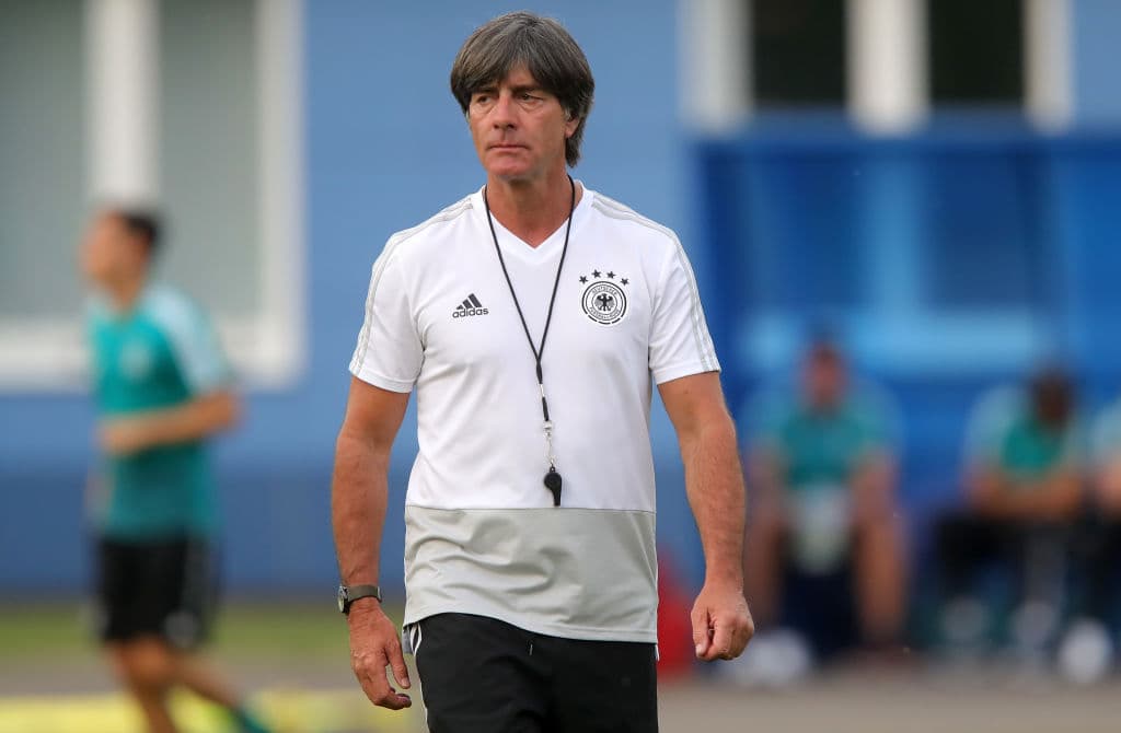 Por supuesto, los jugadors estarán bajo el escutinio por su calidad y por lo que se espera de ellos. Pero este hombre, el técnico teutón Joachim Low, está en la mira también, tiene mucha presión.