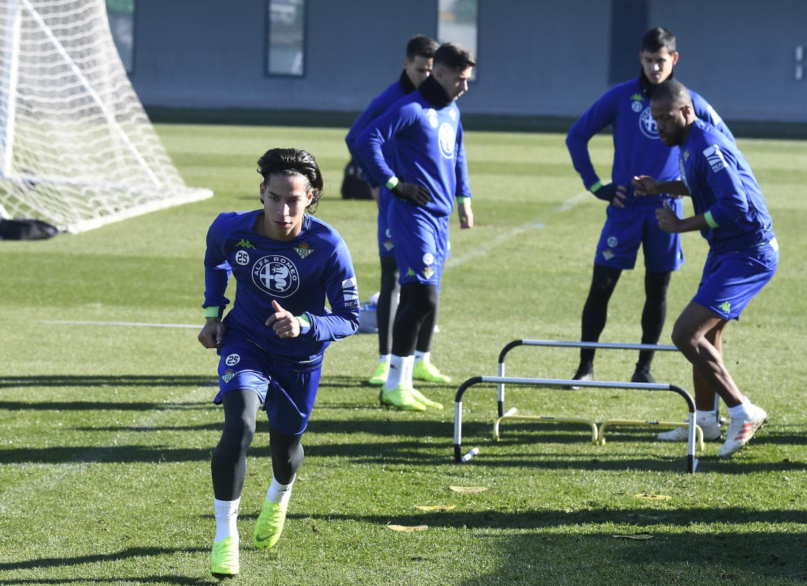 Lainez ya hizo su primer entrenamiento con el Betis y Guardado pide paciencia al entorno