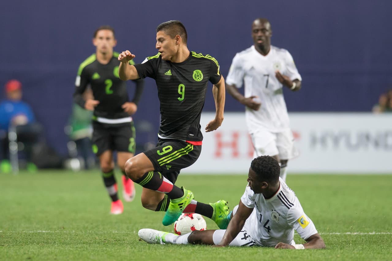 El mexicano Ronaldo Cisneros fue controlado por la defensa alemana, por lo que no pudo anotar su segundo gol en este torneo.