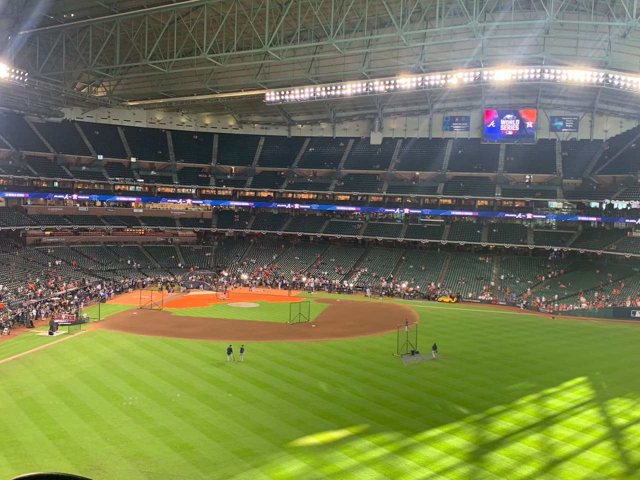 Con más emoción que nunca, los aficionados de los Houston Astros regresan al estadio para alentar a su equipo en la búsqueda de su primer victoria dentro de la Serie Mundial frente a los Atlanta Braves.