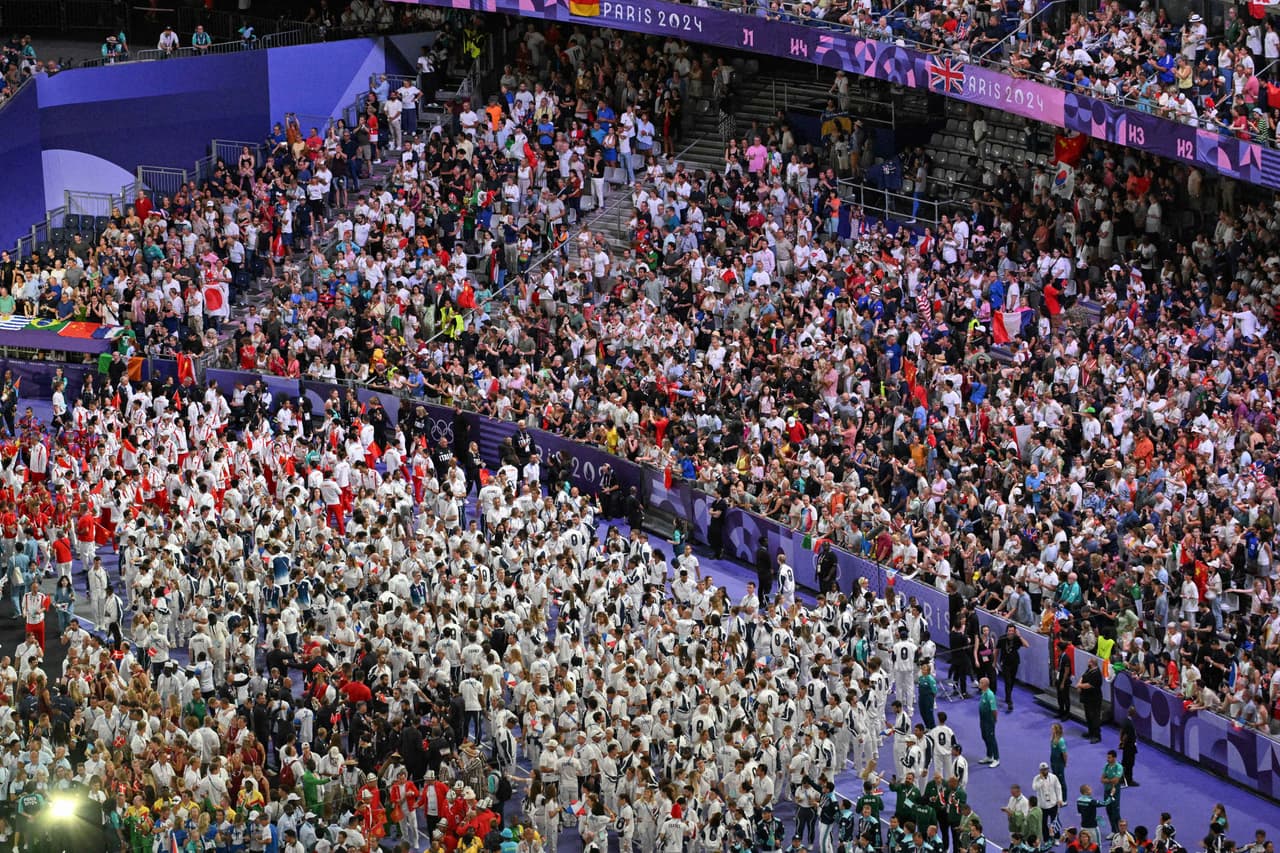Miles de atletas en el desfile en el Stade de France.