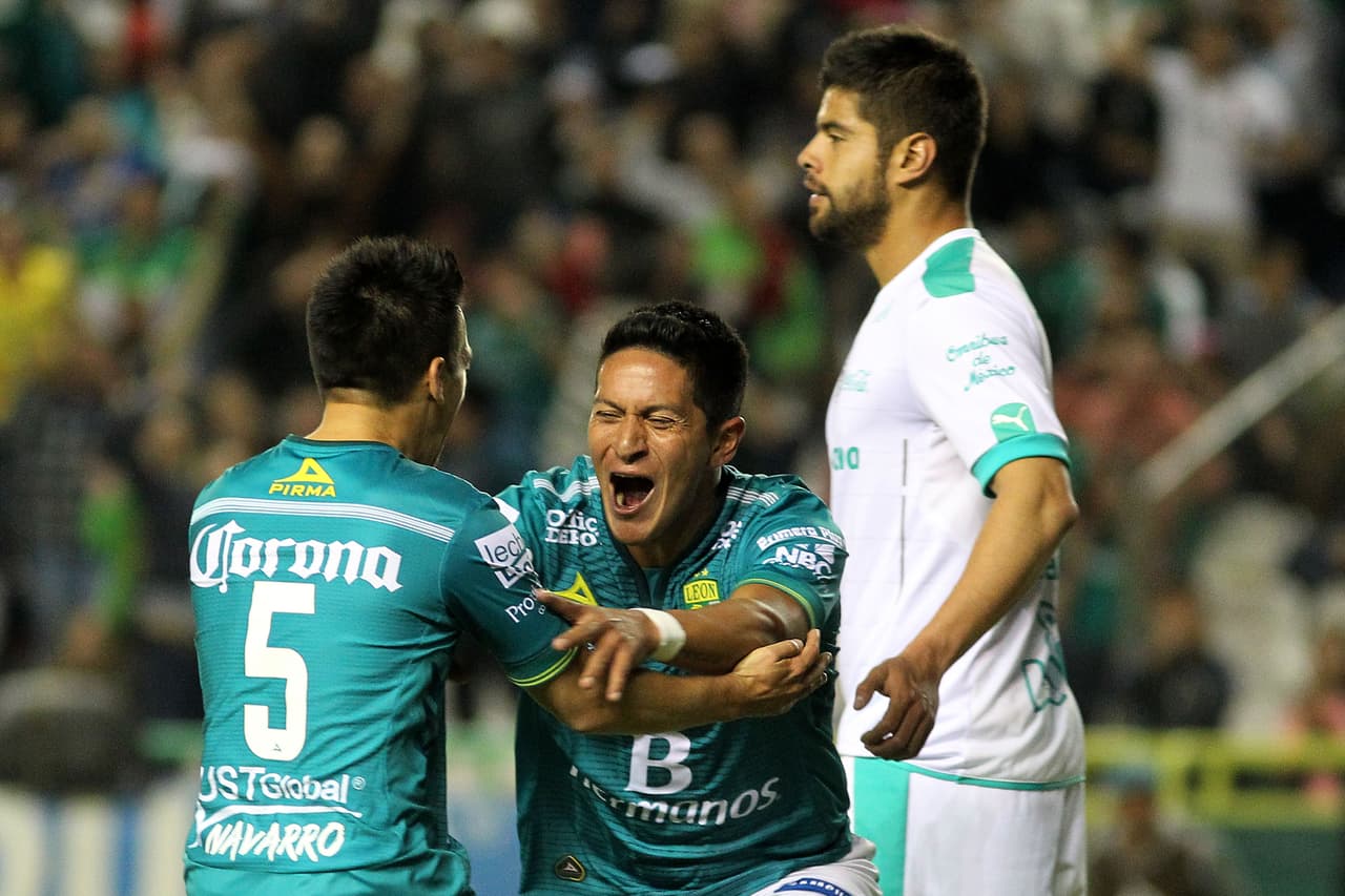 Germán Cano celebra uno de sus goles.