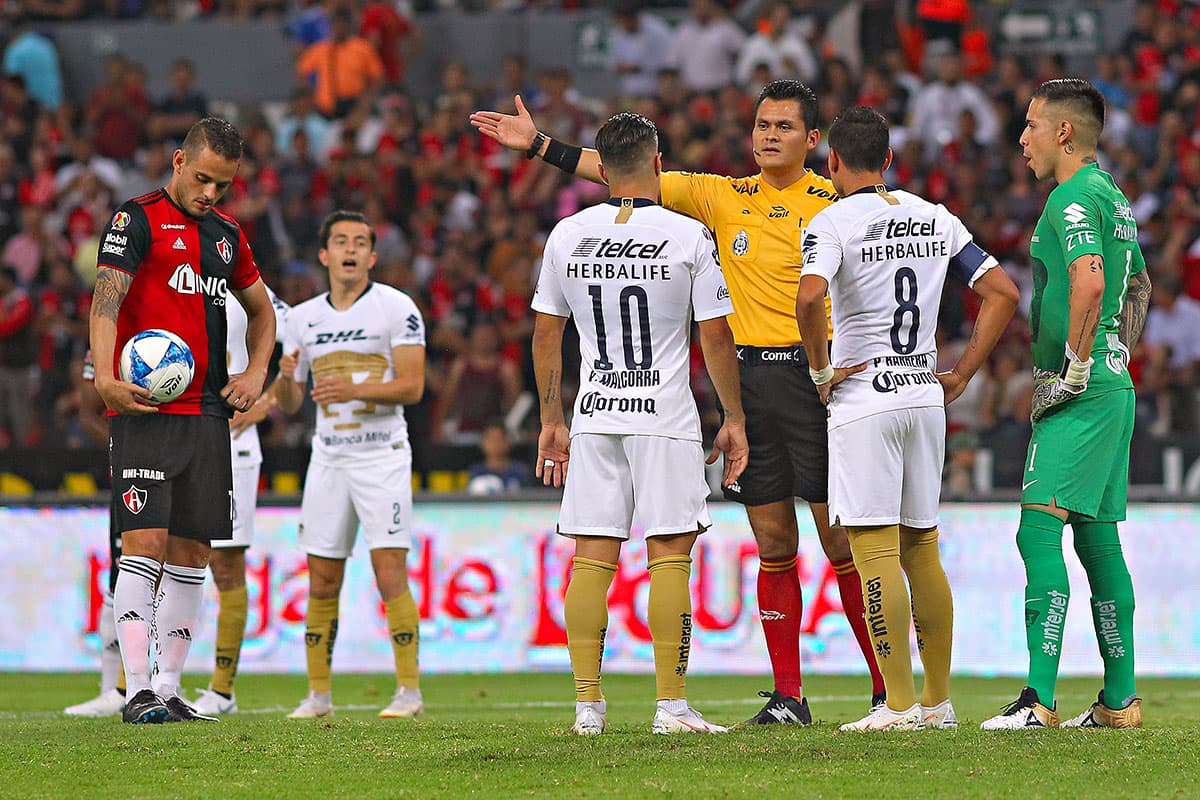 Las cosas no parecían favorecer a Pumas luego de un claro penal a los cinco minutos a favor de Atlas, sancionado por el árbitro Jorge Antonio Pérez Durán.