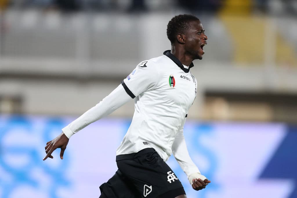 Genoa y Spezia empatan 1-1 durante la Jornada número 11 en la Serie A. Al minuto 66, Salvatore Sirigu anotó un gol en contra de su propia escuadra, poniendo adelante a los 'Aguiluchos', pero Domenico Criscito se encargó de igualar el marcador al 86' tras cobrar un penalti; el mexicano Johan Vásquez fue titular durante el encuentro.