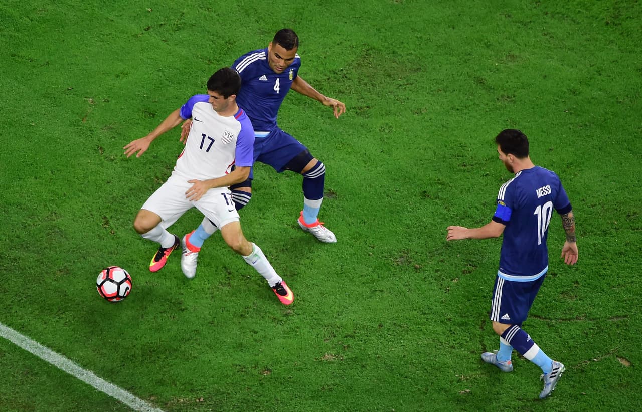 17. Christian Pulisic: Entró en el inicio de la segunda mitad por Wondolowski y se ubicó por izquierda para frenar la salida constante de Mercado. Le puso muchas ganas de mostrarse en un partido de esa talla pero jugó muy solo y no pudo hacer conexión en el ataque por la desaparición de Dempsey. Calificación (6)