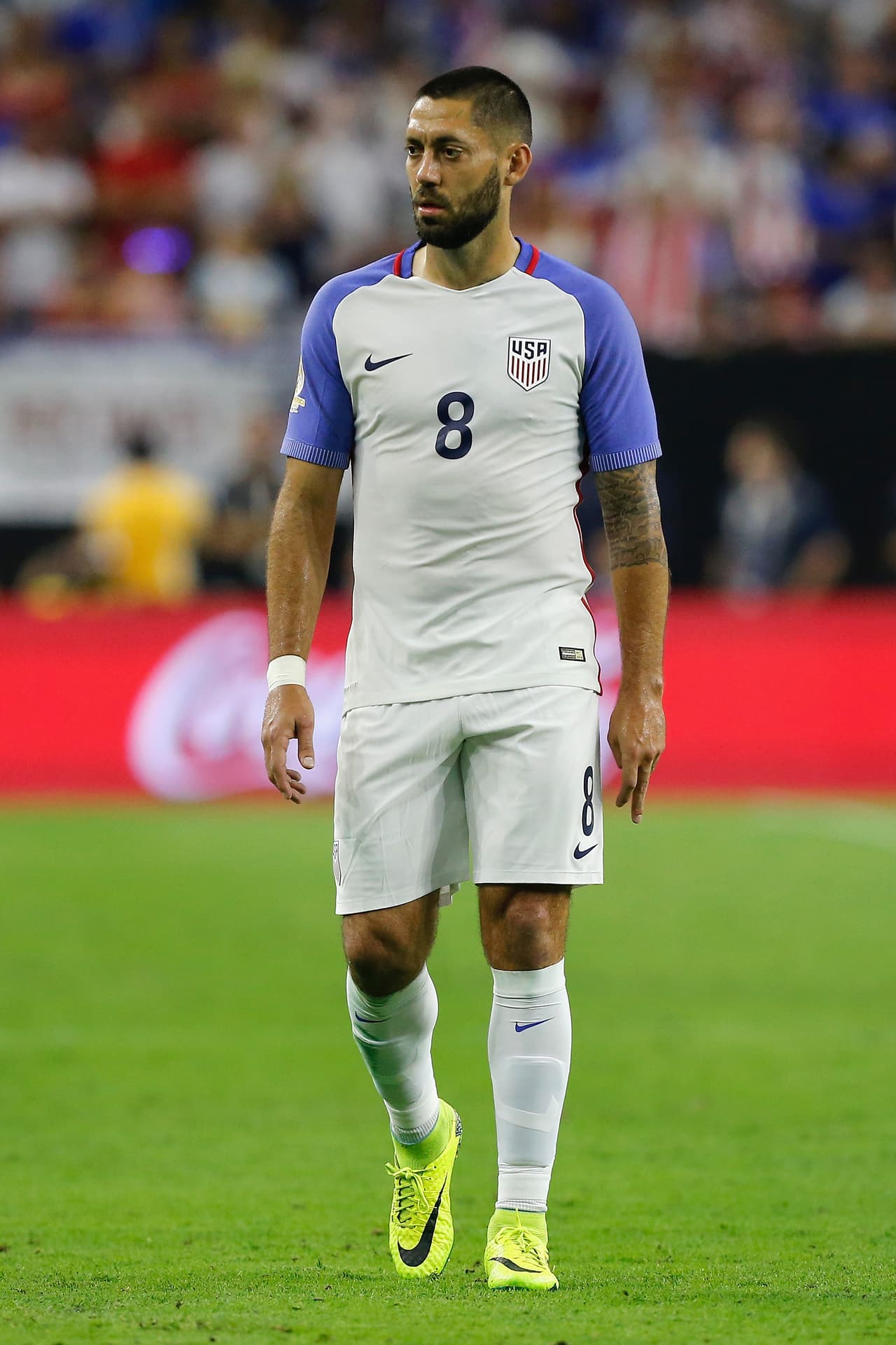 8. Clint Dempsey: El crack del Team USA pasó de noche en el partido y jamás pudo ser factor para generar ocasiones para su equipo. Una versión extraña de Dempsey que jugó muy adelantado y luego se enroló en un juego brusco que no domina. Noqueó con el brazo a Mascherano y puso la pierna fuerte olvidando que era la esperanza de su afición. Calificación (4)