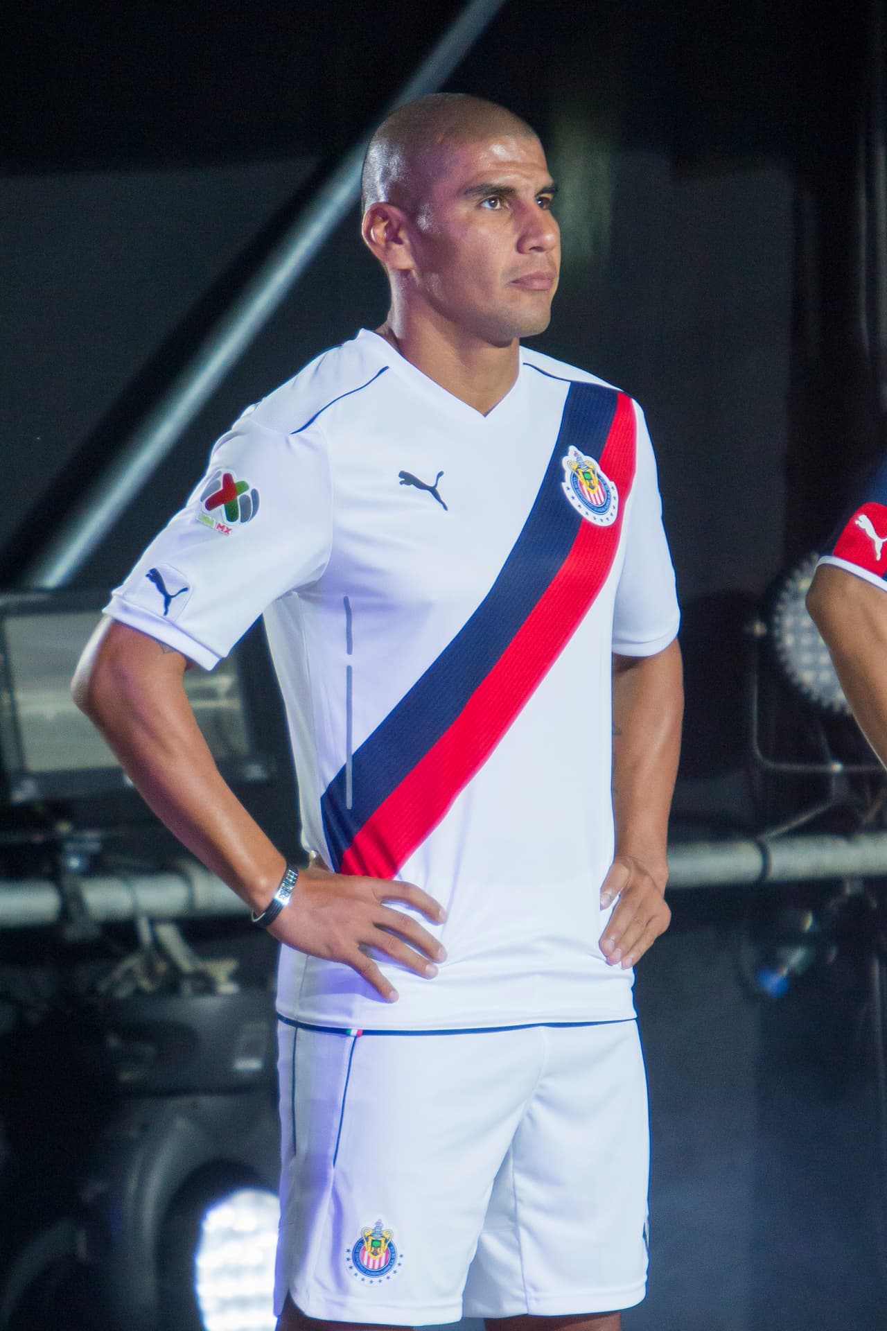 A Carlos Salcido le gusta la idea de seguir en Chivas