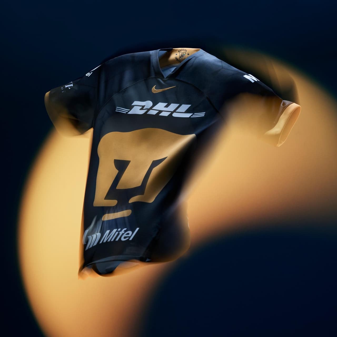 El negro vuelve a ser el color para la camiseta de visitante en un diseño llamativo y tradicional.