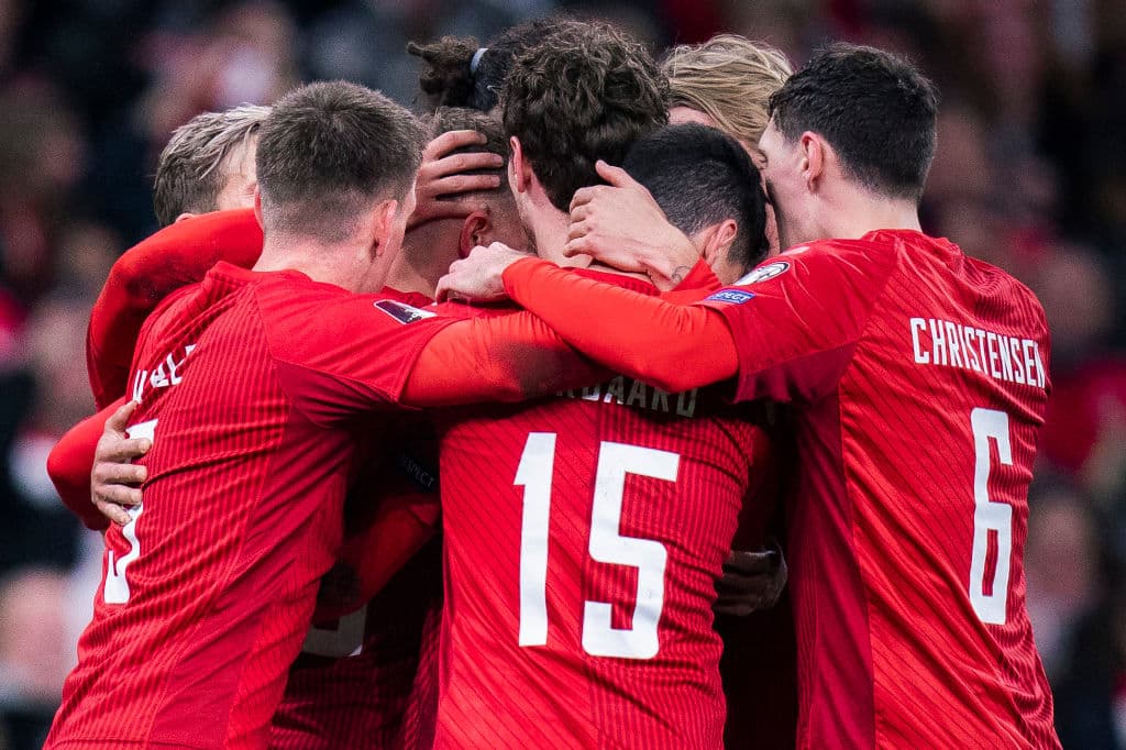 Escocia logró vencer 0-2 en su visita a Moldavia, Austria vence fácilmente a Israekl con un marcador de 4-2 y Dinamarca le pega fácilmente 3-1 a Isalas Feroe.