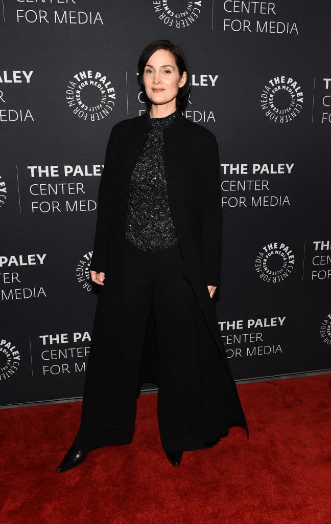 La memoria reciente la ha perdido: los hechos cotidianos desaparecen de su mente en unos minutos. Así pues, para investigar e intentar vengar el asesinato de su esposa tiene que recurrir a la ayuda de una cámara instantánea y a las notas tatuadas en su cuerpo.
<br>