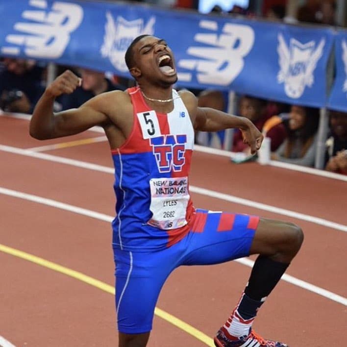 Pero la carrera de Lyles tomó impulso a nivel internacional cuando estudió en la Secundaria T. C. Williams, hoy Secundaria Alexandria City.