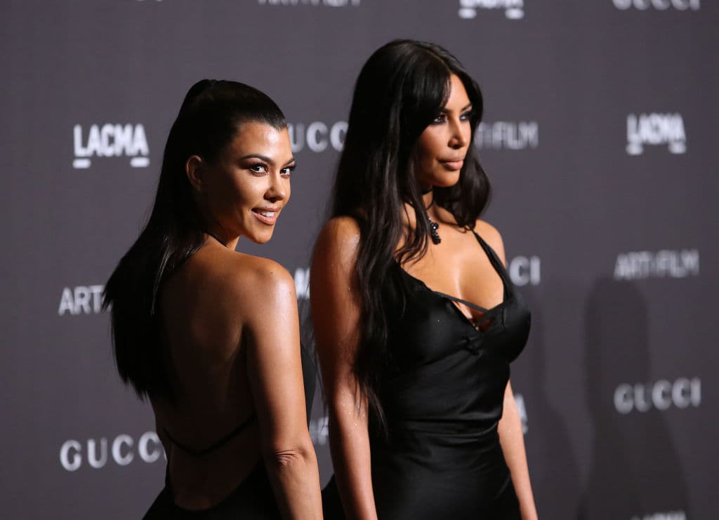 Kim Kardashian West, Kourtney Kardashian, Khloé Kardashian y Kris Jenner presentaron documentos de marca en la Oficina de Patentes y Marcas de Estados Unidos para la marca "Kardashian Kards".