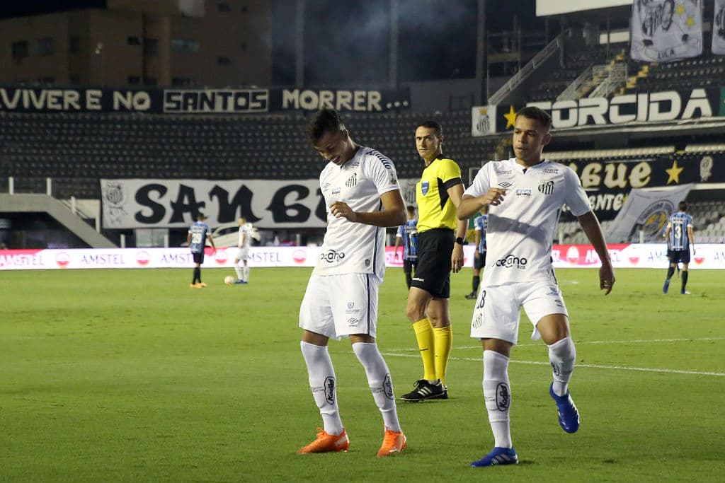 Santos sabe como jugar de local y hace que Gremio se arrepienta de haber pisado su cancha al vencerlos 4-1 y conseguir su lugar en las semifininales del torneo.