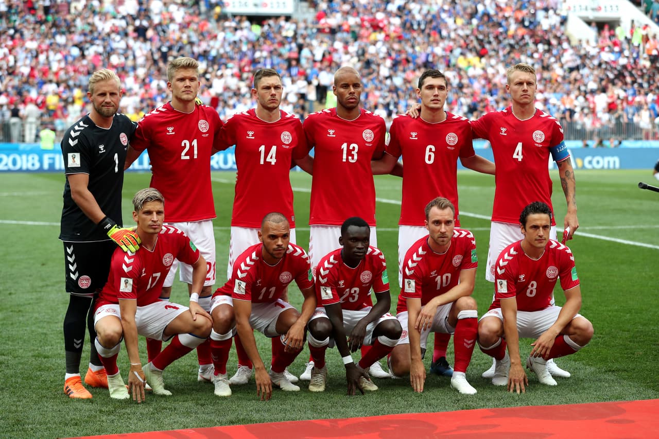 Los daneses, que fueron locales para la FIFA, formaron con Kasper Schmeichel, Henrik Dalsgaard, Simon Kjær, Mathias Jørgensen, Jens Stryger Larsen, Andreas Christensen, Martin Braithwaite, Christian Eriksen, Thomas Delaney, Pione Sisto y Andreas Cornelius.