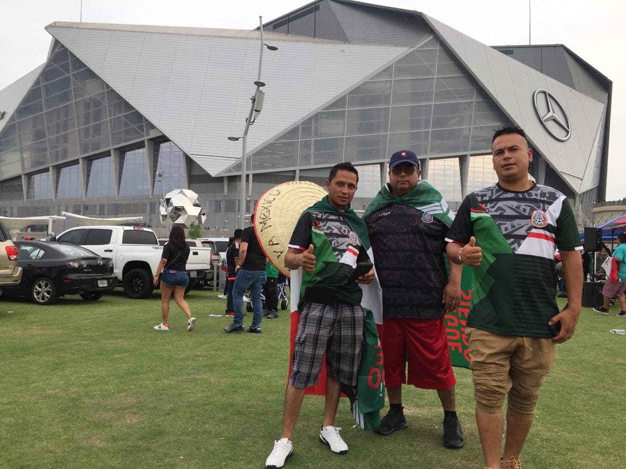 Con gran entusiasmo arribaron los aficionados de la Selección Mexicana para apoyar al Tri en su partido de preparación para la Copa Oro ante Venezuela en Mercedes-Benz Stadium, en Atlanta. Gran colorido y buen ambiente estaban armando los seguidores mexicanos y también los venezolanos que llegaron a apoyar a su Vinotinto, que se prepara para la Copa América.