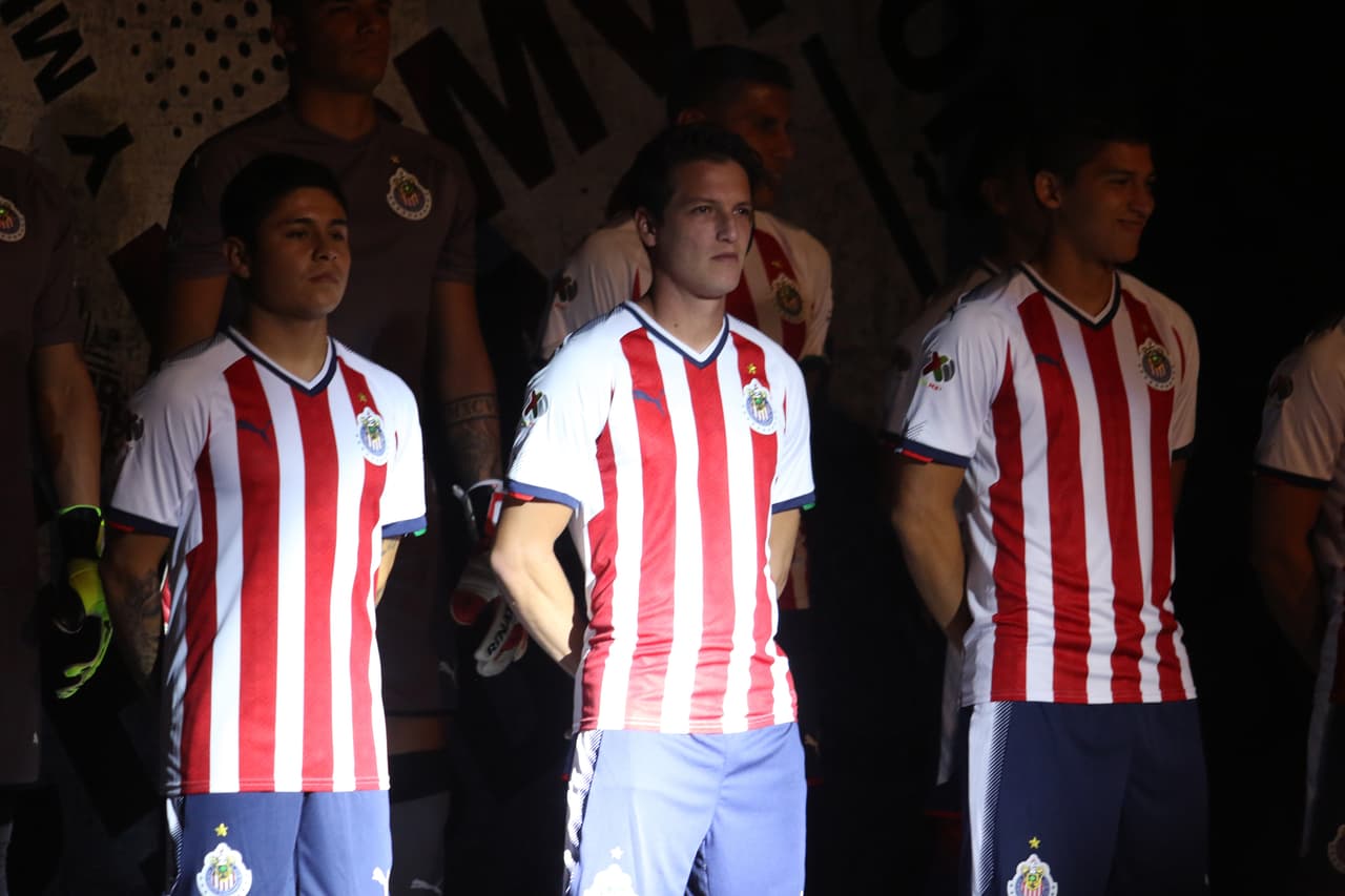 Ubicado en el interior de la playera se encuentra un transfer emblemático del club con la frase “El Rebaño Sagrado 1906”, justo debajo del cuello.