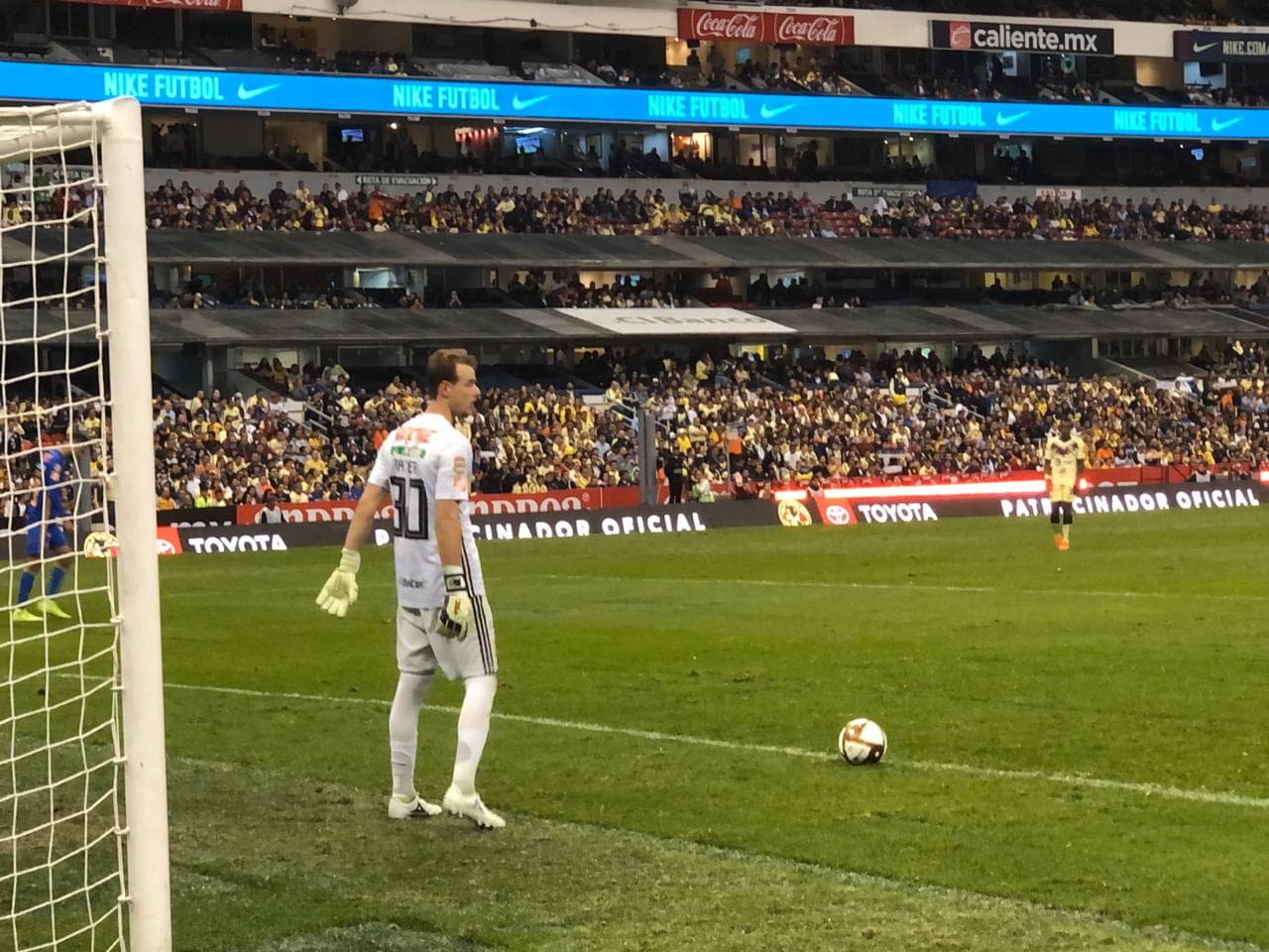 El portero tapa un disparo de Córdova desde media distancia y tiene su primer saque de meta.