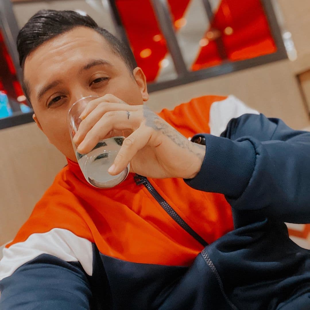 Además añadió cque cuando cantaba en bares lo invitaban a seguir festejando y “me perdía 3 o 4 días. Llegaba a la casa sin bañarme y de estar en fiestas varios días, fue una vida un poco dura”, reconoce el artista.