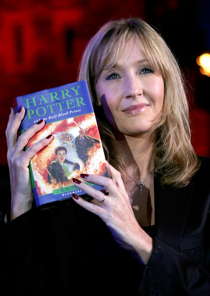 La famosa autora de Harry Potter recurrió a Twitter para apoyar a una mujer con historial de hacer comentarios que se consideran transfóbicos.