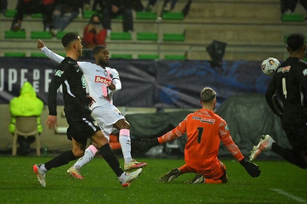 Paris Saint-Germain aplasta al Vannes Olympique Club con marcador de 4-0 durante la eliminatoria en la Copa de Francia. Presnel Kimpembe abrió el marcador al 28', pero fue Kylian Mbappé quien se lució con hat-trick (59', 71' y 76'), durante el partido. Lionel Messi no participó por dar positivo a COVID-19.
