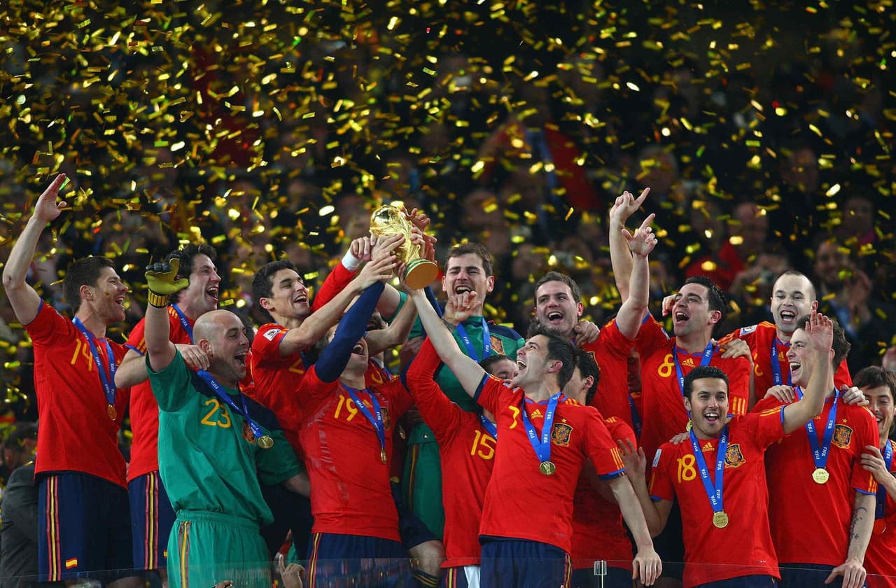 Iker Casillas recibió de manos de Joseph Blatter la Copa del Mundo de la FIFA.