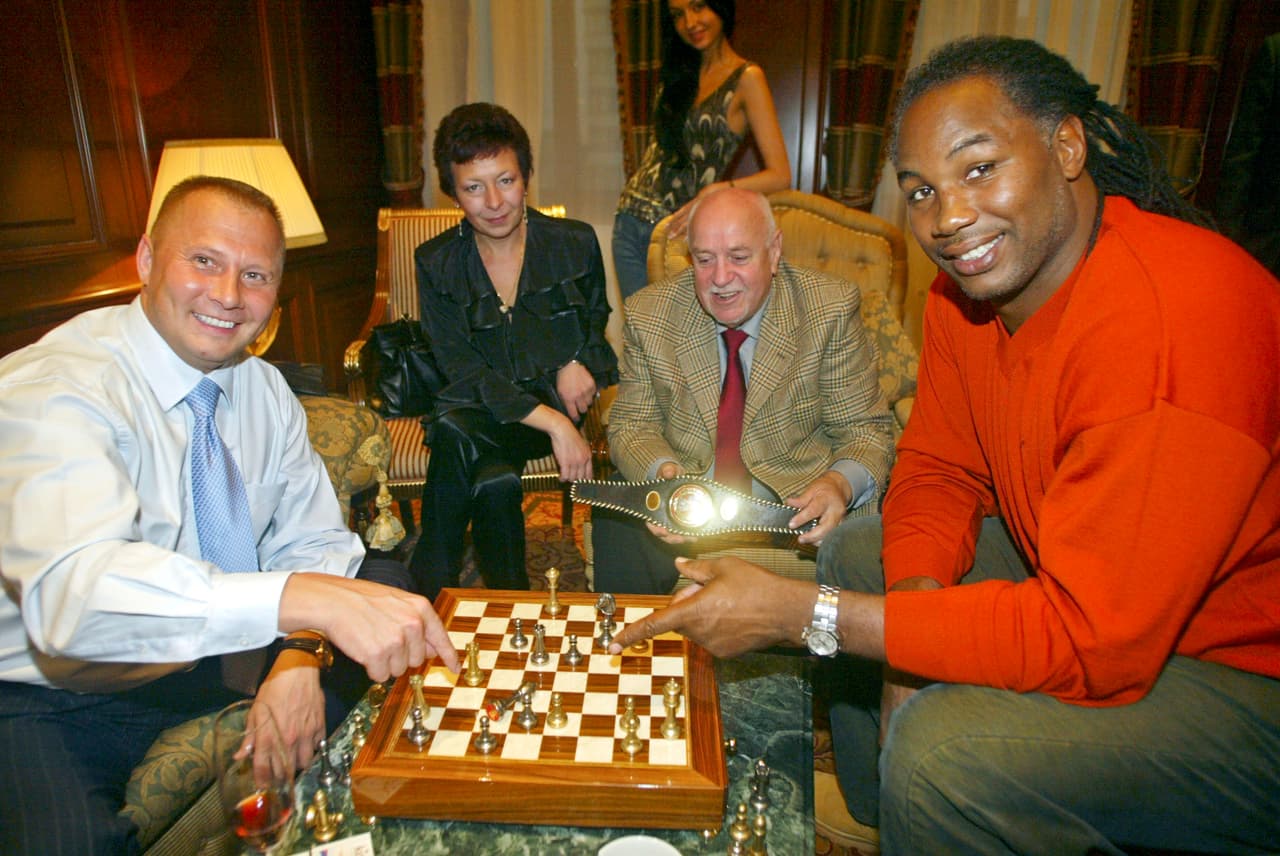 El excampeón del mundo del peso completo, el británico Lennox Lewis luego de ganarle una partida de ajedrez al famoso ajedrecista Mikola Lisin. No hubo boxeo, solo ajedrez.