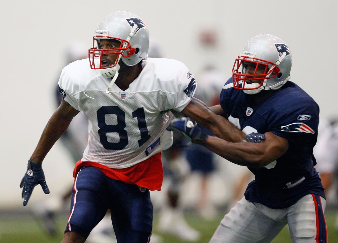 Cuando anotas 48 puntos o más como visitante
<i>tres veces</i>, sabes que eres especial. Y, por supuesto, esos Pats acabaron con récord invicto de 16-0. Esto sólo te muestra lo que Brady puede hacer teniendo a un receptor como Moss, el mejor con el que Brady ha jugado hasta la fecha.