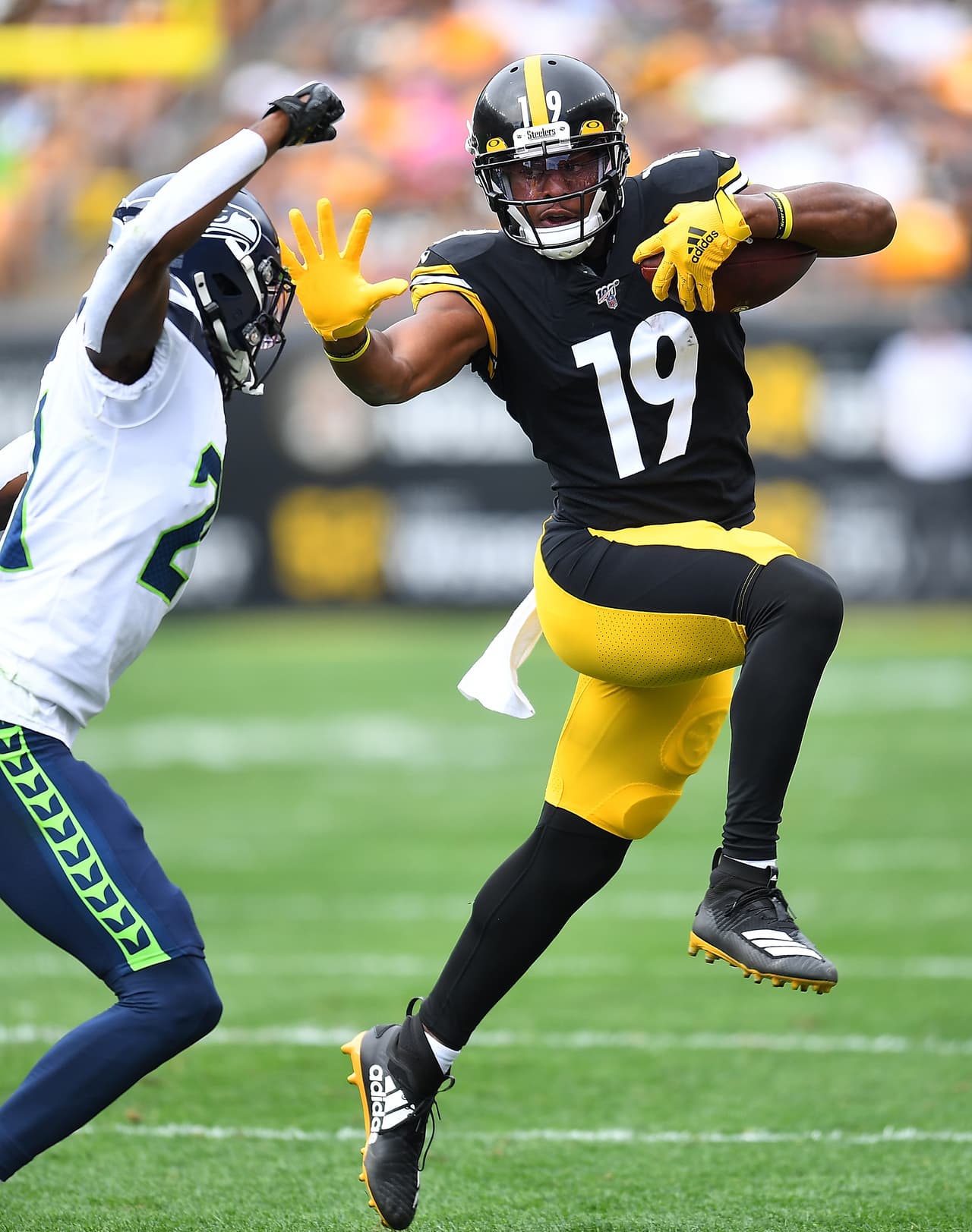 JuJu Smith-Schuster #19 de Pittsburgh Steelers lleva el ovoide.