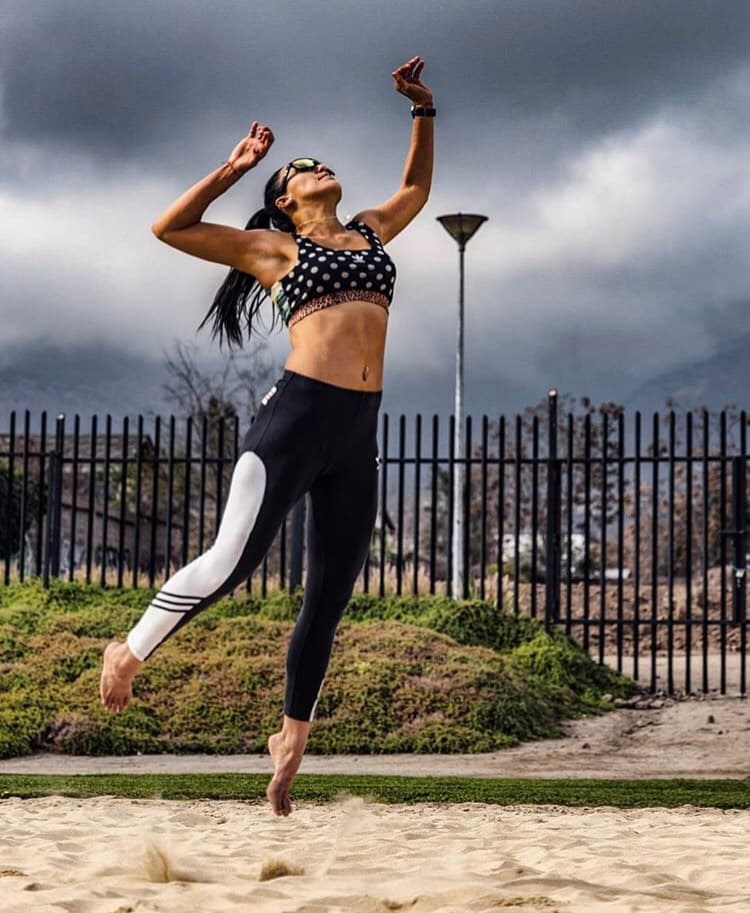 Aquí se muestra el amor por el deporte y su calidad como jugadora de voleibol.