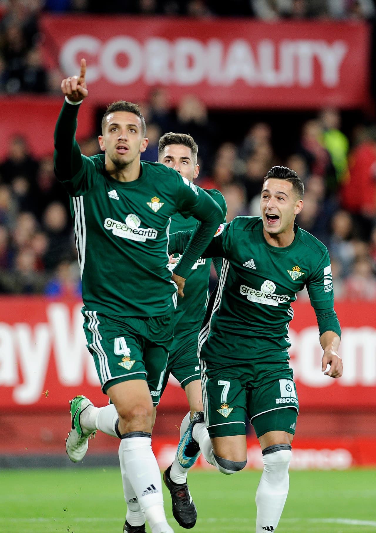Exclente centro de falta de Joaquín que el marroquí supo cabecear en el área, al piso, para poner el 2-1.