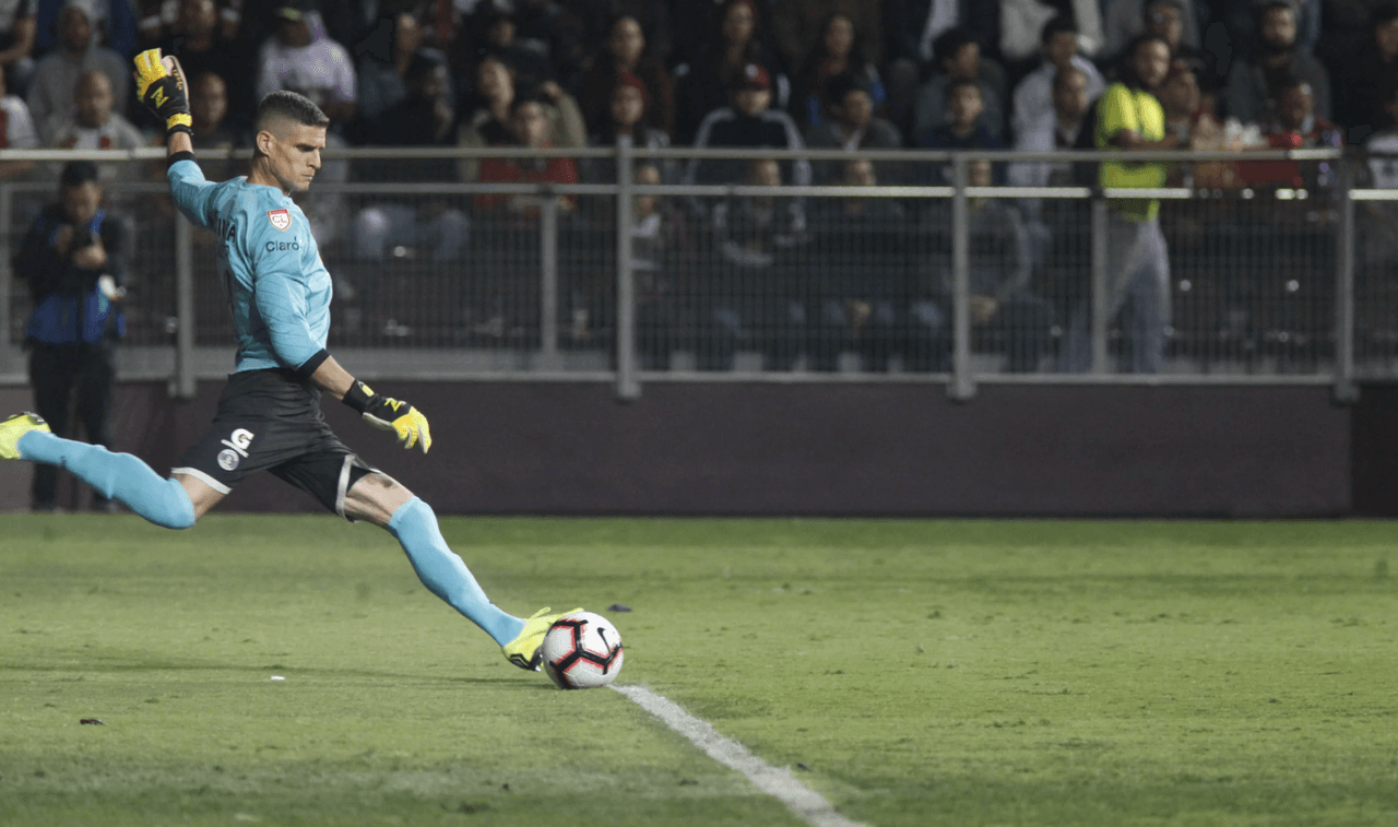 Saprissa venció al Motagua 1-0 con gol de Venegas en la final de ida; Salinas se fue expulsado por doble amarilla.