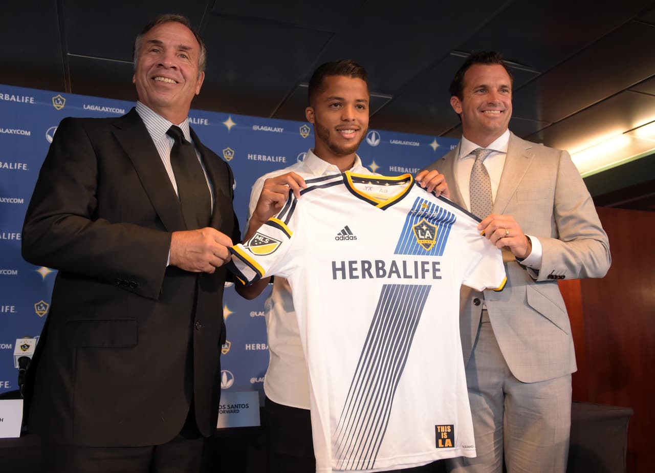 El 4 de agosto de 2015 fue presentado Giovani dos Santos como Jugador Franquicia del Galaxy, junto al entonces técnico Bruce Arena (izquierda) y el presidente el club Chris Klein (derecha).
