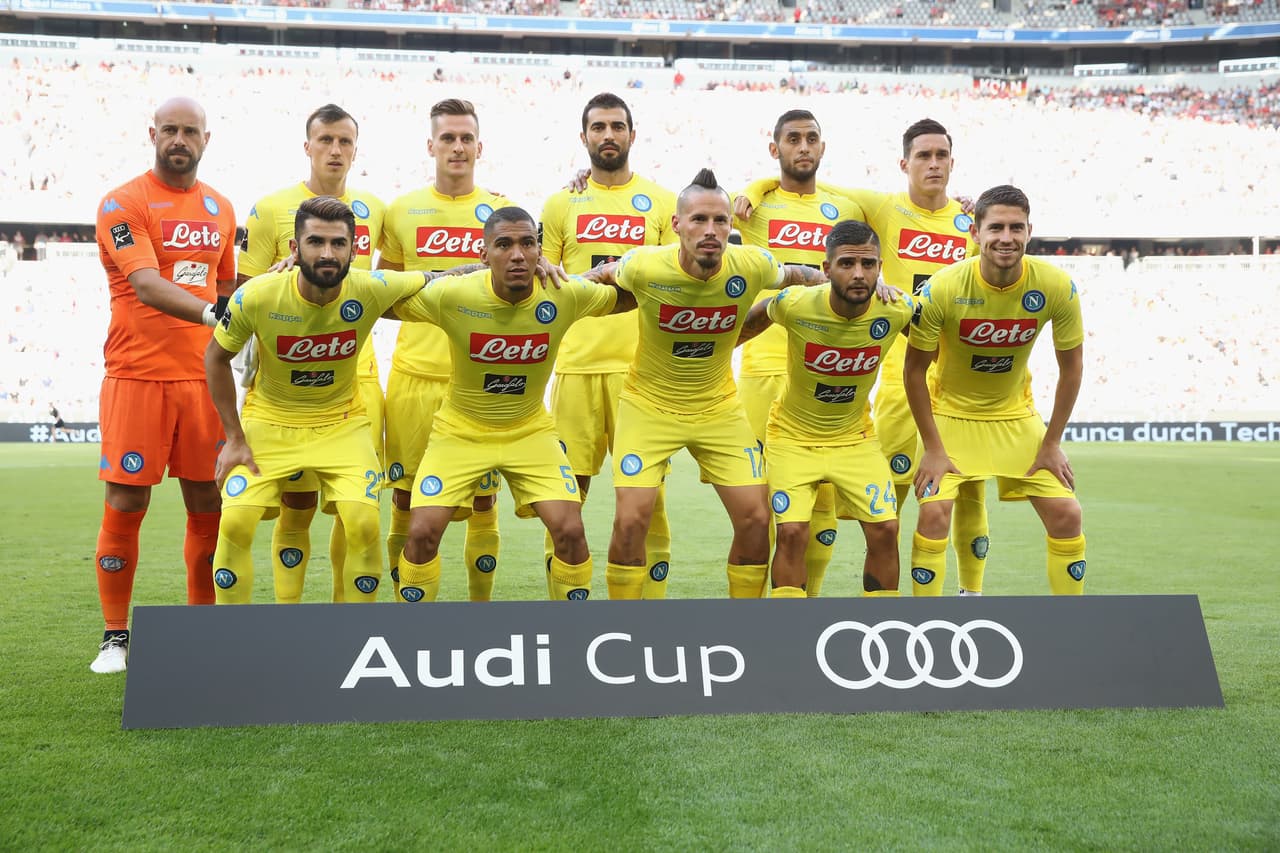 Y este, el que utilizó Maurizio Sarri: Reina; Ghoulam, Chiriches, Albiol, Hysaj; Hamsik, Jorginho, Allan; Insigne, Milik, Callejón.