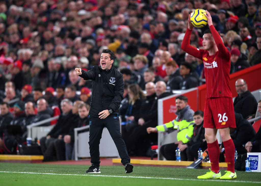 Marco Silva dirige desde la banda, mientras Robertson se prepara a sacar desde la banda.