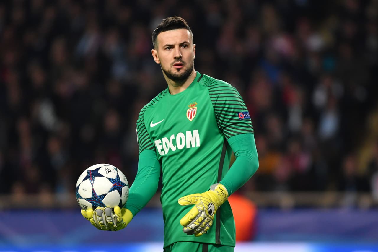 Subasic, el portero del Mónaco, fue un espectador de lujo en la primera mitad del partido, en la que los ingleses no remataron una sola vez al arco.