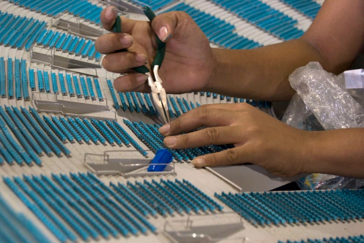 La obra llamada "Vitruvian Experiments" de un estadio, en maqueta, es creada por el estadounidense, quien realmente colocó un millón de asientos en su maqueta.