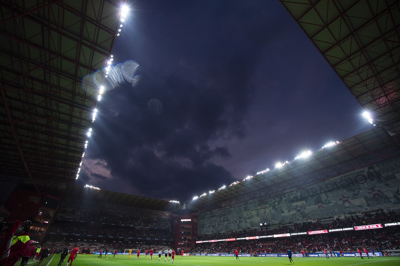 En un partido de poder a poder y donde Chivas se quedó con 10 hombres desde el minuto 27, los Diablos Rojos rescataron el empate sobre la agonía del partido.
