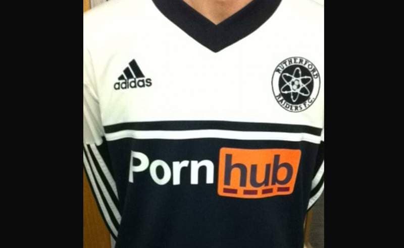 Rutherford Raiders (Inglaterra) - PornHub - Sin embargo, no es el primer sitio de este estilo que logra poner su marca en una camiseta de fútbol. Este equipo de fútbol ameteur ya lo había hecho con este portal.