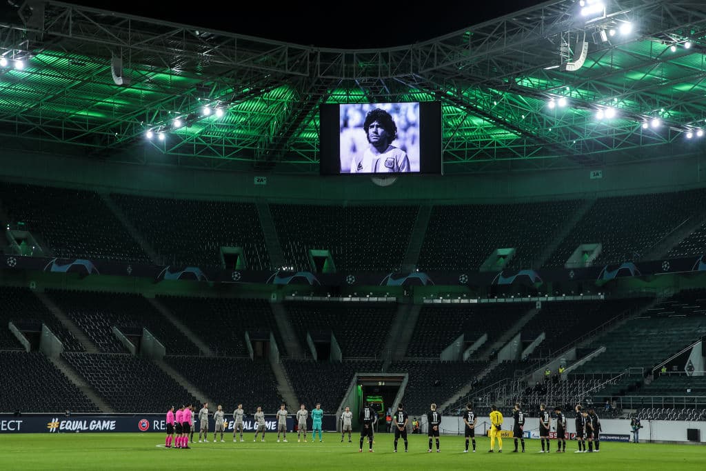 Con "El Diego" en las pantallas, jugadores del Borussia Monchengladbach y del Shakhtar Donestk homenajean al diez argentino previo a su partido de Champions League.
